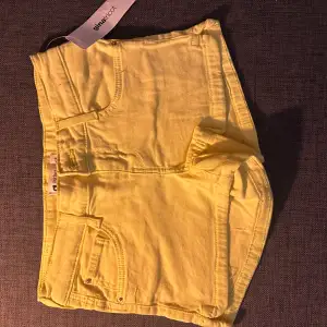 Shorts från Gina tricot, oanvända med prislapp. Stl XS