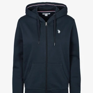 US polo Assn  - Jättefin kofta från märket ”U.S. Polo Assn i mycket bra skick. Färgen är mörkblå. Nypris: 900kr 