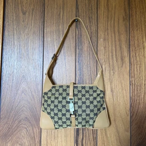 90s väska  - Vintage väska inspirerad av ett känt klädmärke 