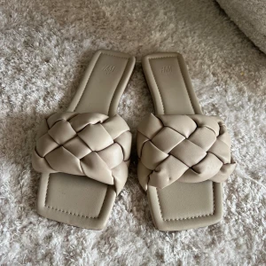 Sandaler från H&M - Säljer dessa fina sandalerna från H&M i storlek 37. Dom är i ett superfint skick och endast använda en gång. 
