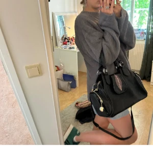 väska - en så sjukt unik väska som du kan ha till vardags men också till tex skolan!🩷nypris ca 800