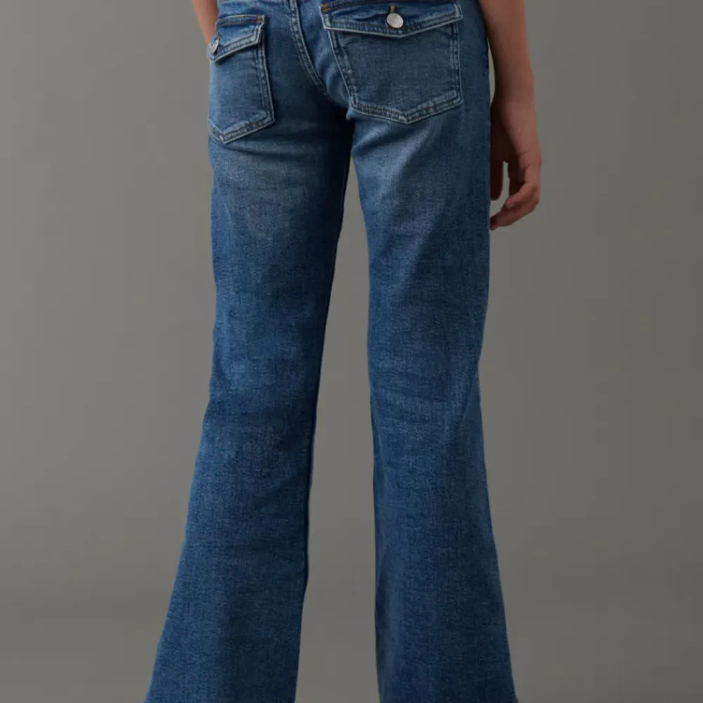 Super snygga Bootcut low waist jeans från Ginatrickot som är trendiga i storlek 158, inte defekter är i nyskick☺️. Jeans & Byxor.