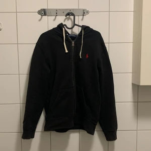 Ralph Lauren Hoodie - Tja säljer en svart ralph lauren zip hoodie. Den är storlek M passar bra och har bra shick. Dm om frågor. Pris kan diskuteras.