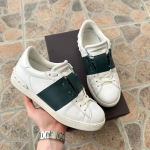 Valentino Opens - Säljer dessa sjuka feta Valentino Opens som är perfekta nu till sommaren | 9/10 Skick | Storlek 41 passar 42 | Box, 1 Dustbag, Extra Snören, Kort ingår | Hör av dig för fler bilder eller om du har någon fundering 🤝