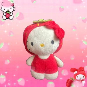 Hello Kitty plushie - Säljer denna söta Hello Kitty jordgubbs gosedjuret ♥️
