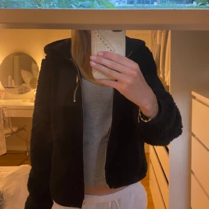 Teddyjacka - En svart teddyjacka i superskick! Liknar den populära från H&M men denhär är från sinsay. Storlek XS men passar S