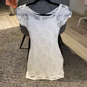 Jätte söt och vacker klänning ifrån hollister!💓 använd endast en gång och är då i super bra skick!!💖 Är i storlek XS, säljer då den tyvärr inte kommer till användning mer💓 köpt för 279kr