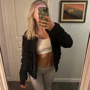 Bomberjacka - Bomberjacka med rosa innertyg. Lite oversize och använd ett par gånger men fortfarande i fint skick.