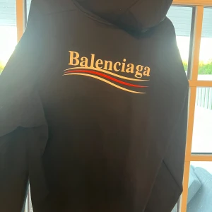Balenciaga hoodie - Säljer nu denna snygga Balenciaga då den är lite stor men funkar absoult om man gillar oversize vilket denna tröja passar bra till. Pris kan diskuteras och tveka inte på att höra av er för några frågor.  Helt ny 
