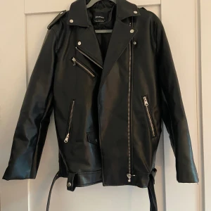 Skinnjacka  - Jeansjacka i väldigt bra skick! Använd ett fåtal gånger. Storlek M 🤩