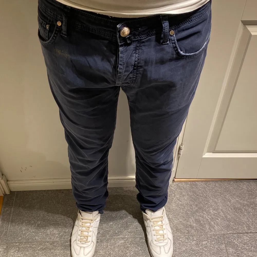 Hej! Säljer nu dessa sjukt snygga Jacob Cohen jeans. Jag har en slags orderbekräftelse. Finns defekt vid främre ficka på vänster sida som syns på bilden. Storlek 34 men passar mig som brukar använda 33. Förkommer 2 mindre småhål som enkelt kan fixas🙌. Jeans & Byxor.