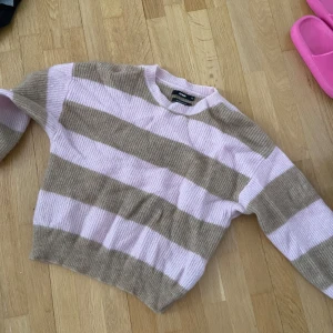Stickad tröja från Bik Bok🤎 - Stickad tröja från bikbok, använd en gång. Helt ny och fräsch 🤎
