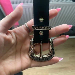 Bälte  - Svart bälte me fint spänne vet inte exakt mått men om ni vill veta så kontakt mej så fixar jag 