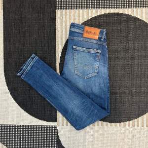 Strl-W31 L32, jätte snygga jeans från Replay, som är i ett väldigt bra skick, hör av er vid frågor samt övriga funderingar 