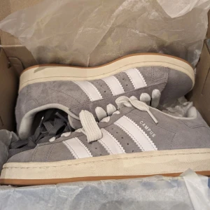 Campus 00s - Riktigt fina och nya Campus 00s. Dom är endast använda 2-3 gånger. Box och extra snören medföljer! Storlek 41 1/3. Skriv vid frågor🔥🥂