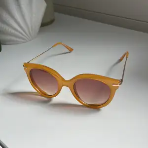 Jättefina lite större solglasögon i jättefint skick från Glitter Knappt använda