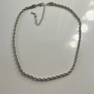  Halsband  - Jag köpte den 2022 och den kom inte till användning så har inte haft den på två år och den är väldigt bra kvalitet den har inte rostat då den är i rostfritt stål Då jag inte använt den så kommer den inte till användning så så tänkte sälja den