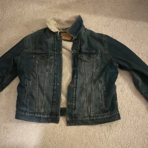 Fodrad jeans jacka  - Helt ny skick, använd få gånger 