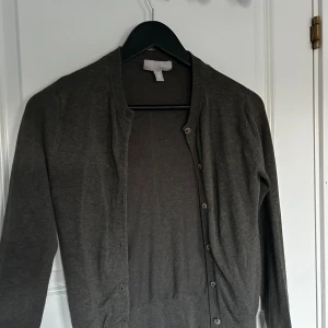 Finstickad kofta med knappar - Också helt oanvänd tröja från hm i storlek xs, fick i present när jag fyllde år men har aldrig kommit till användning 