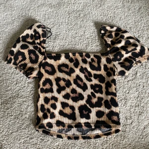 Leopard topp  - En super fin leopard topp från hm!💕 I storlek S   Skriv om du har några frågor!💕