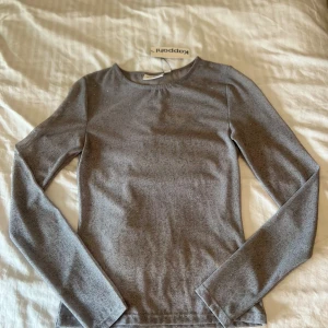 Genomskinlig och glittrig topp - Oanvänd med lapp kvar. Supersnygg men får tyvärr ej användning för den. Nypris:399kr