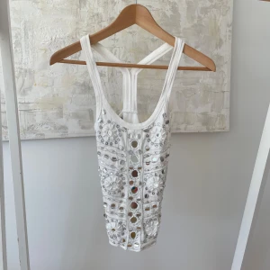 Vit topp  - Top i fint skick med speglar. Storlek S.