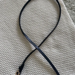 2 st skärp - Säljer 2 st smala skärp i färgerna brun, svart &  vit. Skärpen är från H&M, och är i stl S som är 93 cm lång med 5 hål. Aldrig använd, inga fläckar eller slitage. Säljer båda för sammanlagt 46kr, 23kr/st
