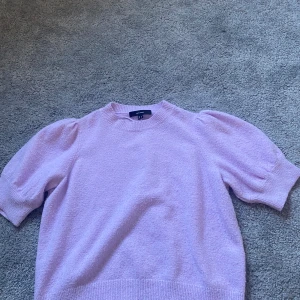 Stickad kortärmad - Jätte fint skick, från vero Moda, det är Xl men skulle säga att den sitter som M, jag har Xs och den var lite stor. 