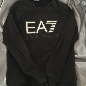 Ea7 sweatshirt  - Hej säljer min ea7/ emporio armani sweatshirt. Den är i bra skicka och säljer den för den ba ligger i garderoben. Cond 8/10  Hör av dig om du har några mer frågor. Mvh Simon 