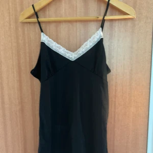 Svart spets linne  - Super snyggt svart linne med spets på toppen💋