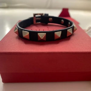 Valentino armband - Säljer detta fina valentino armband. Armbandet är användt men i okej skick, defekt förekommer. Vid köp medföljer tillhörande kort. Armbandet är äkta.