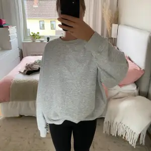 Oversized grå sweatshirt från Weekday i storlek S, näst helt oanvänd