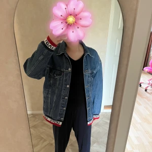 Levis jacka - oversized jeansjacka från levis i perfect skick!