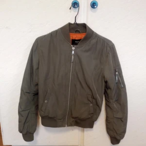 Bomber jacka  - Säljer en bomber jacka från BIKBOK i strl XS. jag tycker den är som S. Men fråga gärna om måtten innan ni köper! Den är i fint skick. Finns inget fel med den. Inte använd så mycket! Säljer den för 80kr + frakt!