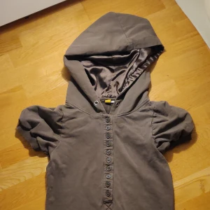 Brun pyjamas med hoodie - Jättegullig brun pyjamas, satin liknande hoodie som jag tror minskar hårslitning, frakt ingår 💟