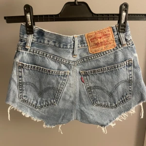 Supersnygga levis shorts - Tyvärr försmå på för mig så har inga bilder på. På lappen står de ”kamikaz” men på läderlappen på rumpan står de levis. Superbra skick! 🥰