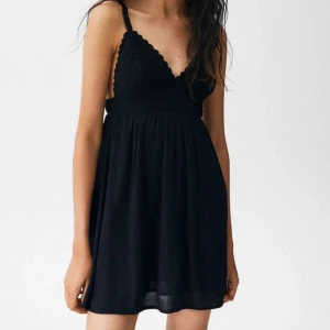 Svart klänning - Svart klänning från Pull&bear som är stickad upptill. Storlek XS