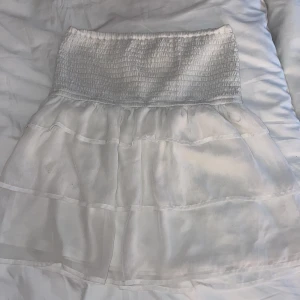 Vit kjol från bil bok💕 - Kjolen är i storlek xs💕 säljer eftersom den inte komemr till användning💕 kjolen säljs inte längre men tror nypris var 400 då andra liknande kjolar på bik bok gör det, pris kan absolut diskuteras💕