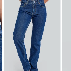Lågmidjade jeans - Lågmidjade jeans som är straight leg💕 mörkblåa söta jeans💙