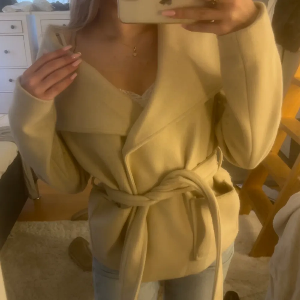 Beige kappa från Vero moda använd ca 5 gånger 🫶🏼. Jackor.