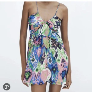 Super snygg klänning!! - Båda bilderna är lånade❤️ klänningen är i ett super skick, har själv aldrig användt klänningen och därför säljer jag vidare den till någon som har användning för den!💓