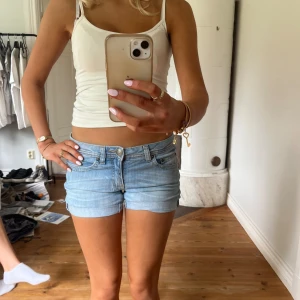 Lågmidjade jeans shorts  - Lågmidjade vintage shorts  Jag på bilden är 170cm.  Midjemåttet: 39cm (rätt över )  Längd: 27cm Inga defekter 💕 använd dig utav köp nu🫶