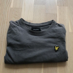 Grå Lyle&scott T-shirt  - Tjena, Säljer nu en fet Lyle&scott t-shirt för att den är för liten. Använd cirka 5 gånger. Skick 9/10 bara att höra av sig vid funderingar🔥🔥: )