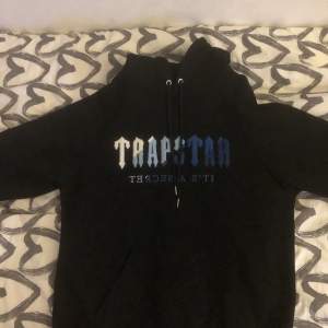 Säljer denna svarta Trapstar hoodie