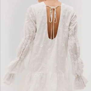 Klänning - Ny sommarklänning från nakd med blomdetaljer & öppen rygg! (Priset kan diskuteras)