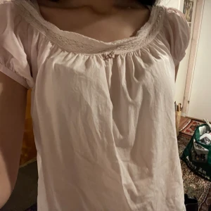 Topp från Odd Molly - Jättefin topp från Odd Molly. Sparsamt använd och perfekt nu till sommaren.