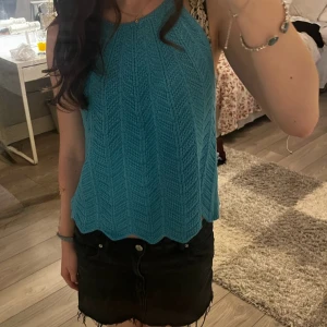 snygg topp! - så unik och snygg virkad topp från zara! storlek 164 och passar som en xs. en defekt vid ena bandet, skriv vid bild på det!💞 
