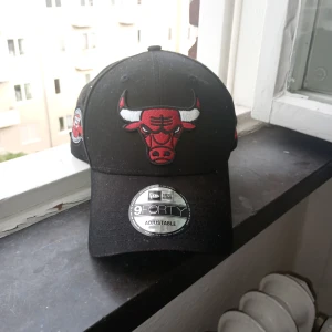 Chicago bulls svart snapback nästan ny. 200 kr - One size Chicago bulls cap 200 kr