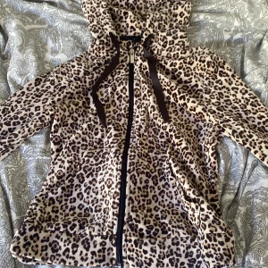 Leopard tröja  - Säljer denna leopard tröja från Gina, en knapp har gått av som man kan se på sista bilden!💕