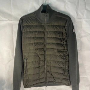 moncler cardigan - Moncler Cardigan (khaki)  - Storlek: S - Skick: 9/10 - Pris: 4500kr